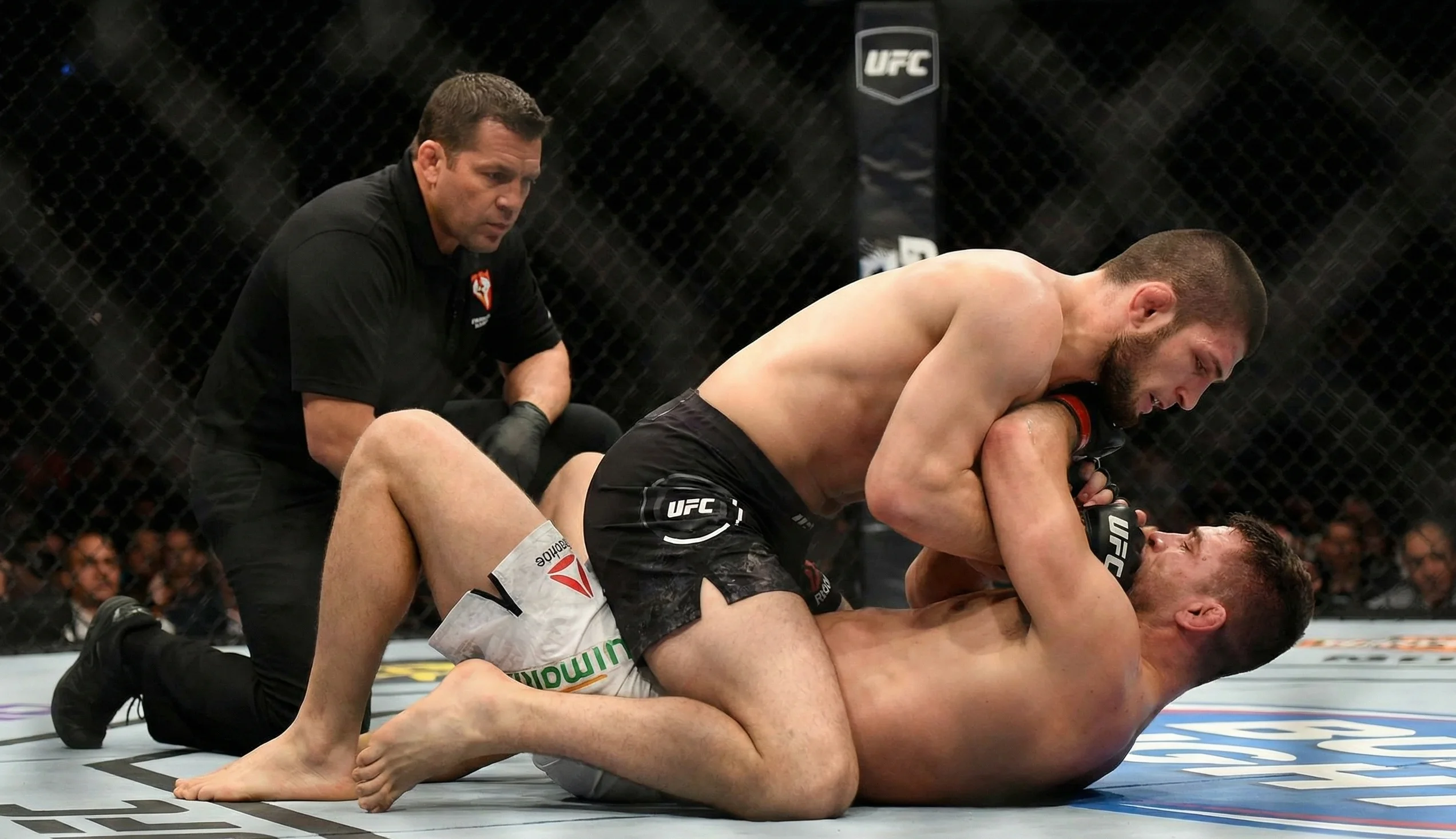 Luchador de UFC en posición de control en el suelo sobre su oponente