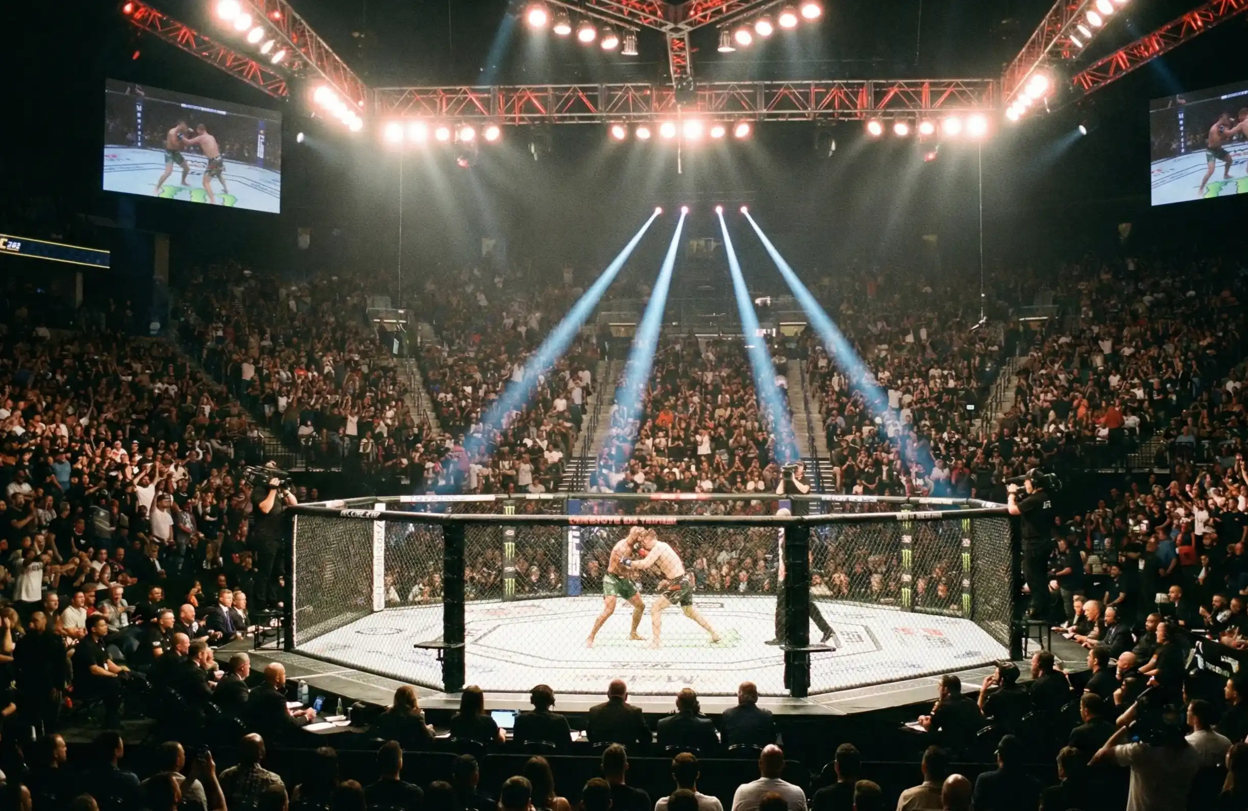 Combate de UFC en directo visto desde la grada del estadio