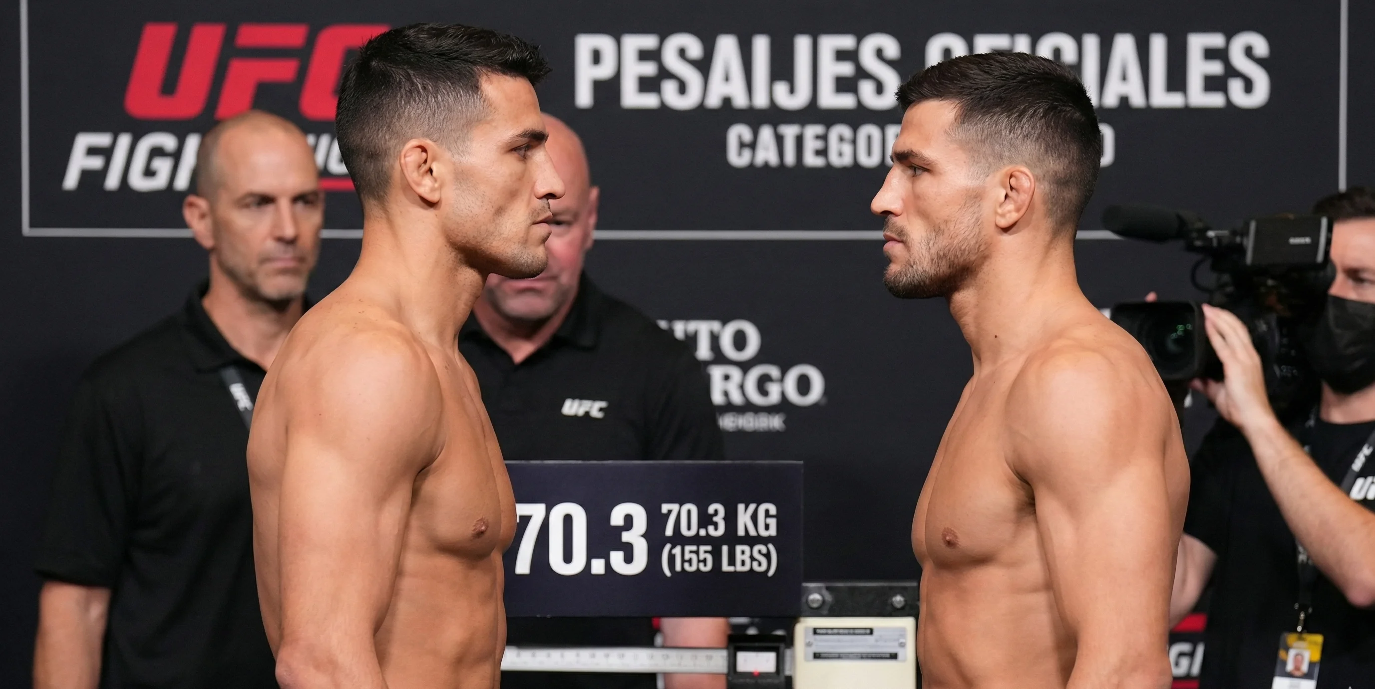 Dos luchadores de UFC durante el pesaje oficial antes del combate